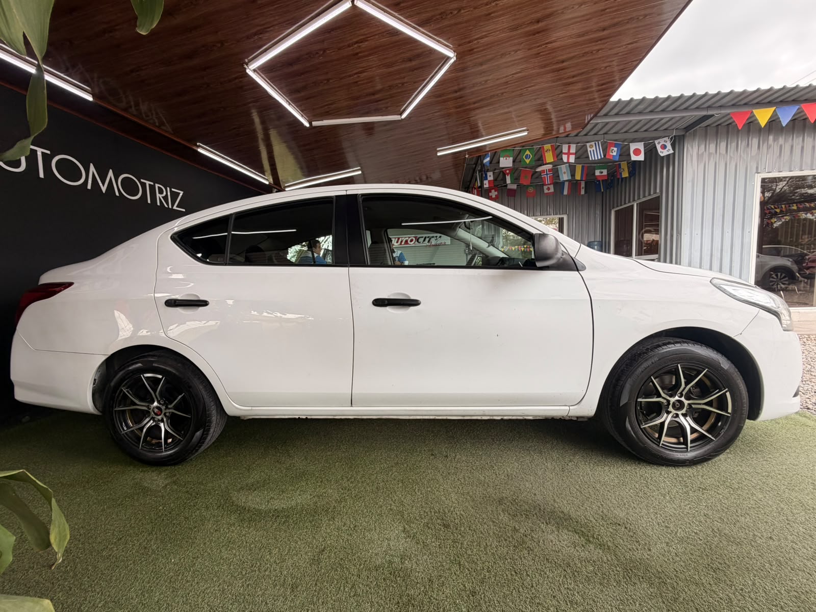 NISSAN VERSA 2017